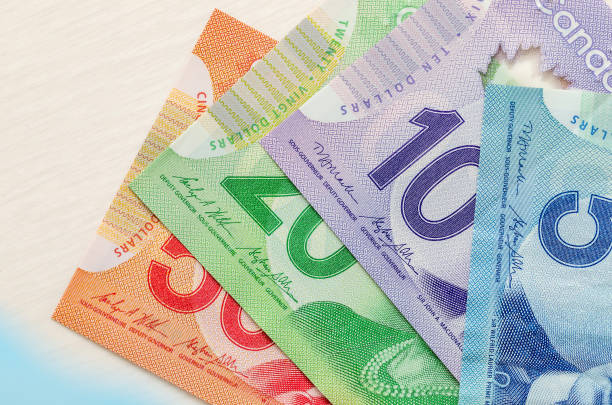 canadian geld. dollar-banknoten auf hölzernen hintergrund - canadian currency stock-fotos und bilder