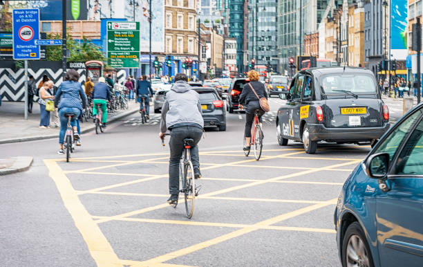 radfahrer auf den straßen londons - london england on the move commuter rush hour stock-fotos und bilder