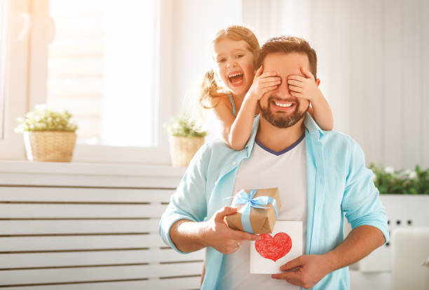 dzień ojca. szczęśliwa córka rodziny przytulając tatę i śmieje się - fathers day greeting card father child zdjęcia i obrazy z banku zdjęć