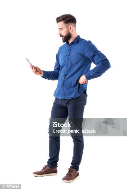 잘생긴 젊은 잘 스마트 전화에 인터넷을 서핑 하는 비즈니스 남자 옷 측면 보기 남자에 대한 스톡 사진 및 기타 이미지 - 남자, 서 있기, 휴대전화