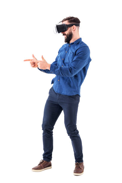 adulte homme portant des lunettes de réalité virtuelle, jeux vidéo simulant le pistolet avec le geste de pistolet de doigt. - computer shooting handgun gun photos et images de collection