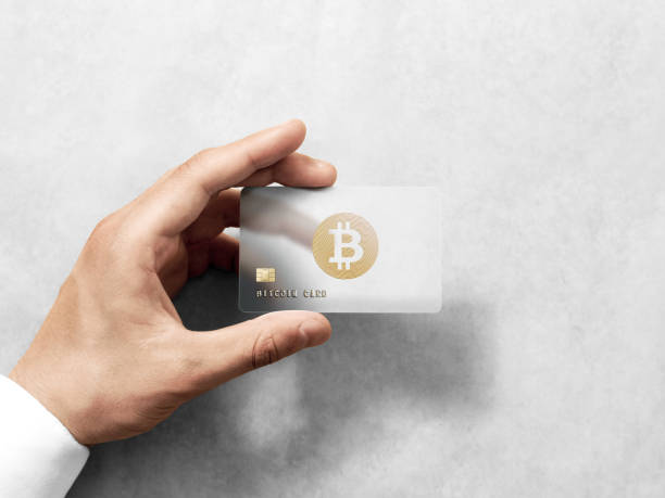 modèle de carte de bitcoin avec logo or gravé main - gold paying internet credit card photos et images de collection