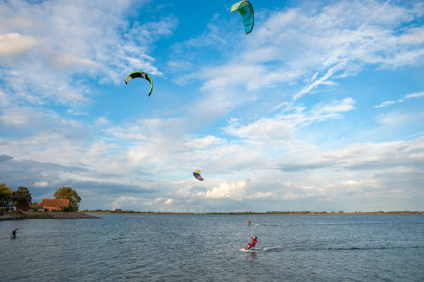 kite surfeur en orth - orth photos et images de collection