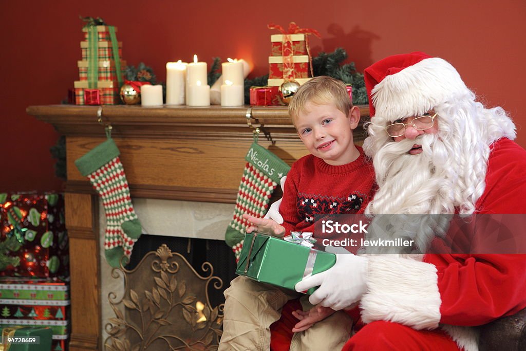 Portrait de Père Noël avec jeune garçon - Photo de 4-5 ans libre de droits