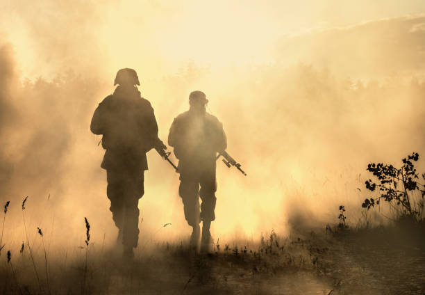 marines usa in azione. tempesta di sabbia nel deserto - marines military uniform us military foto e immagini stock