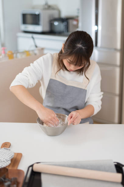 istock Housewife making cookie in kitchen 947295858