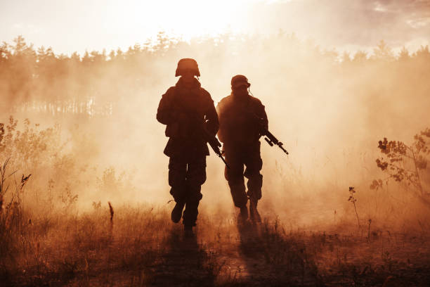 marines usa in azione. tempesta di sabbia nel deserto - conflict foto e immagini stock