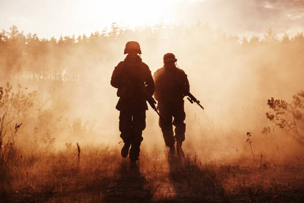 アクションで米海兵隊。砂漠の砂嵐 - 海兵隊員 ストックフォトと画像