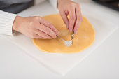 クッキーを作る女性の手のクローズ アップ