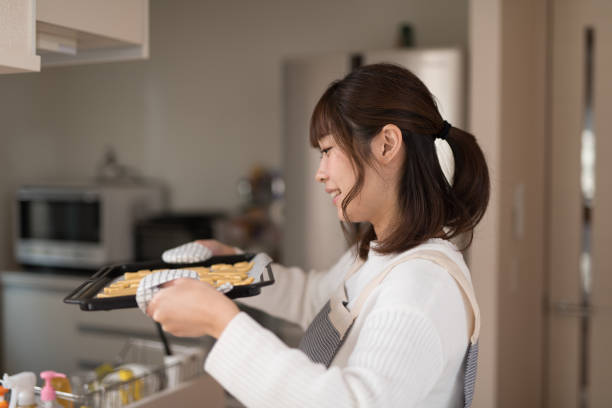 istock Woman bringing pastry on tray to oven 947299148