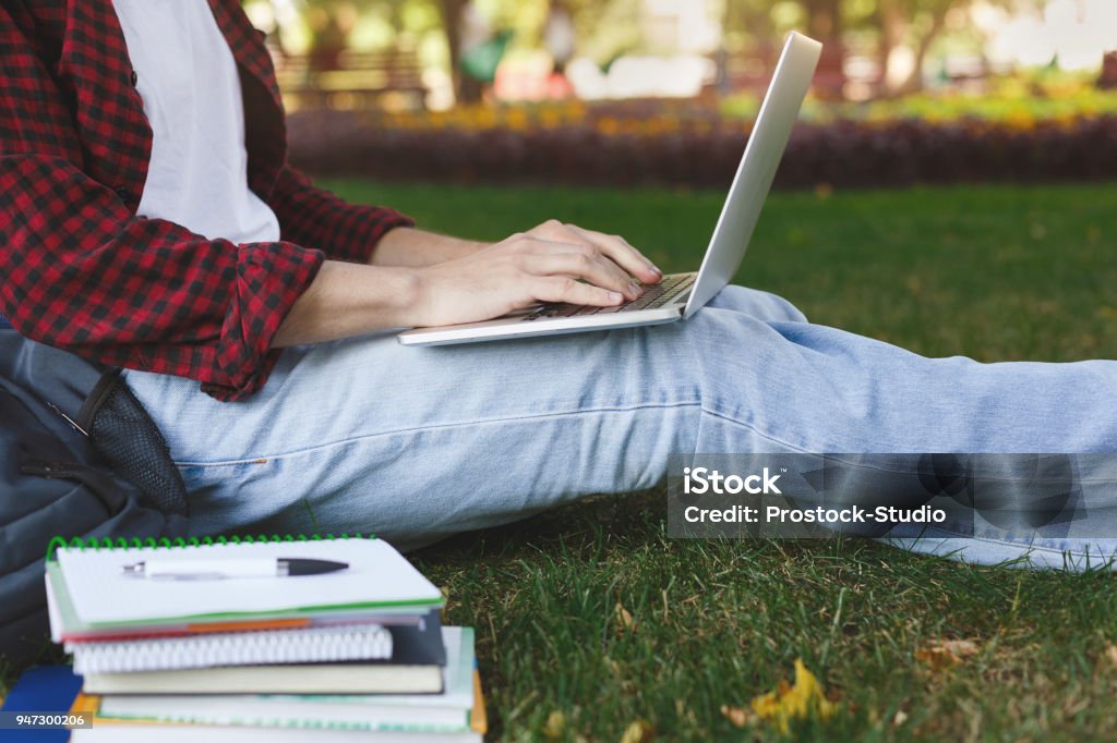 Jeune homme décontracté à l’extérieur de l’ordinateur portable - Photo de Étudiant en université libre de droits