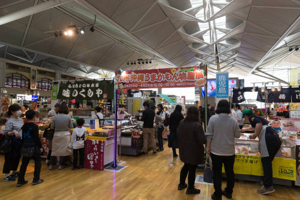 kyushu e okinawa feira no aeroporto internacional de chubu centrair no japão - chubu centrair international airport - fotografias e filmes do acervo