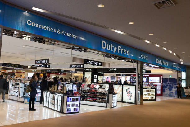 duty-free shop in internationaler flughafen chubu centrair - chubu centrair international airport stock-fotos und bilder