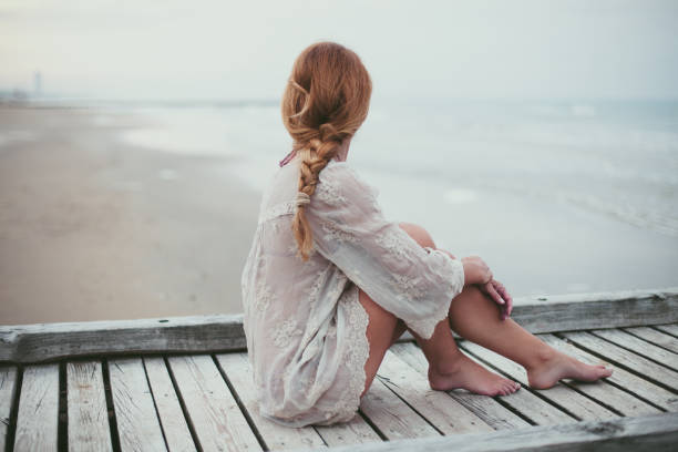 chica de ensueño en la playa - beach beauty in nature beautiful brown hair fotografías e imágenes de stock