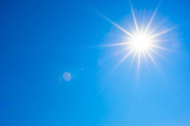 青い空に明るい太陽 - 澄んだ空 ストックフォトと画像