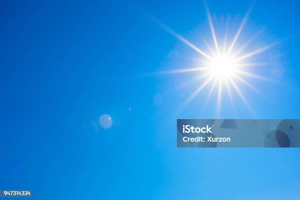 青い空に明るい太陽 - 太陽のストックフォトや画像を多数ご用意 - 太陽, 太陽の光, 空