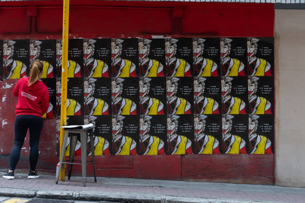 central, hong kong - por volta de abril de 2018: anúncio os cartazes na parede. - textured urban scene outdoors hong kong - fotografias e filmes do acervo
