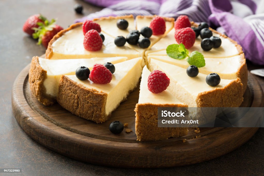 Zomer bessen cheesecake snijd in plakjes - Royalty-free Kwarktaart Stockfoto