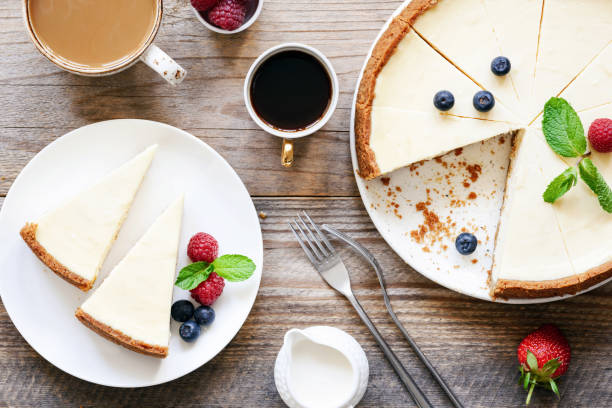 casera clásica new york cheesecake y café en la mesa de madera - cheese softness freshness food fotografías e imágenes de stock