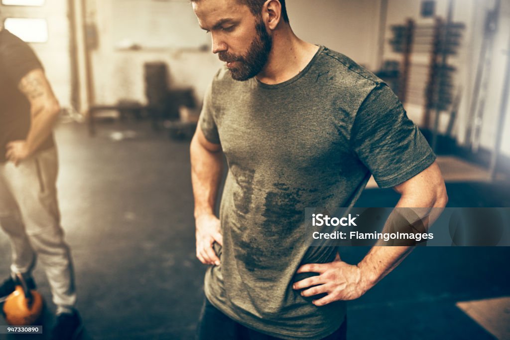 Pastoor Aangepaste toonhoogte Fit Young Man Sweating After A Gym Workout Session Stock Photo - Download  Image Now - Sweat, Exercising, Men - iStock