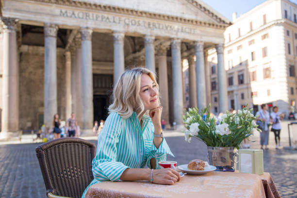mulher atraente pensativa tem italiano café da manhã e seeting em um café de rua em roma - street style - fotografias e filmes do acervo