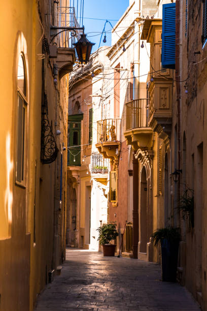 antiguas calles estrechas en el casco antiguo de malta, mdina - narrow alley fotografías e imágenes de stock