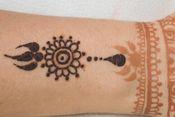 istock drawing of a mehendi on the hand 947349326