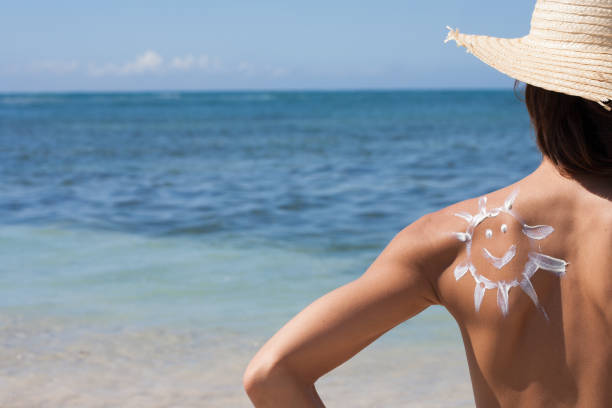 femme sur la plage avec un soleil s’appuyant sur son dos - shirtless beach women bikini photos et images de collection