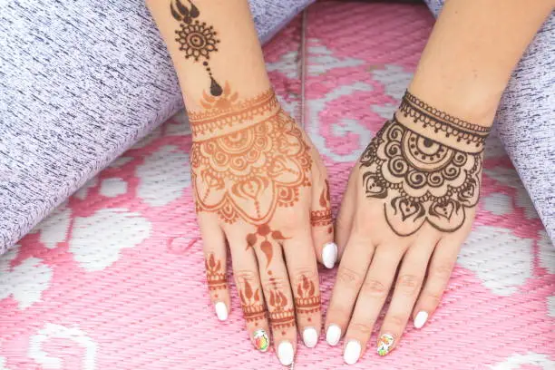 textured drawing of a mehendi on the hand