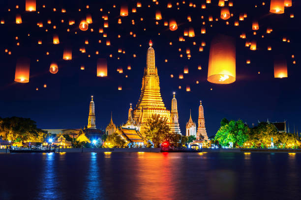 templo de wat arun e lanterna flutuante em bangkok, tailândia. - arun - fotografias e filmes do acervo