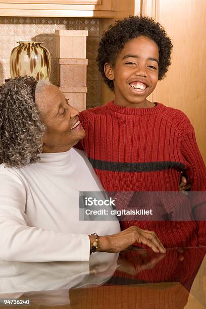 Abuela Con Su Nieto Foto de stock y más banco de imágenes de 70-79 años - 70-79 años, 80-89 años, Abuela