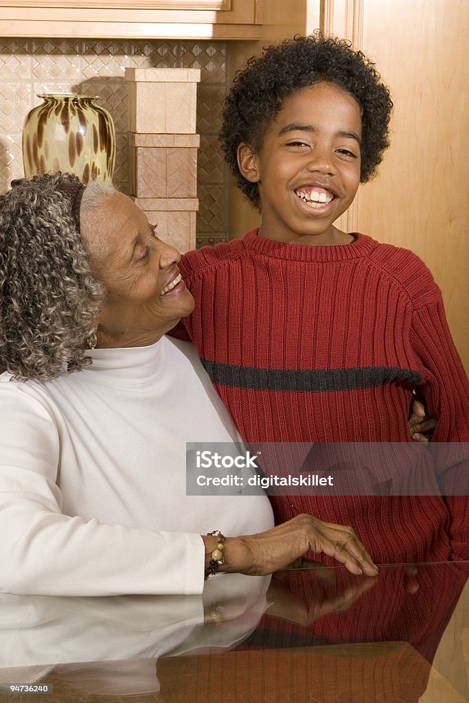 Бабушка и ее Внук - Стоковые фото 70-79 лет роялти-фри