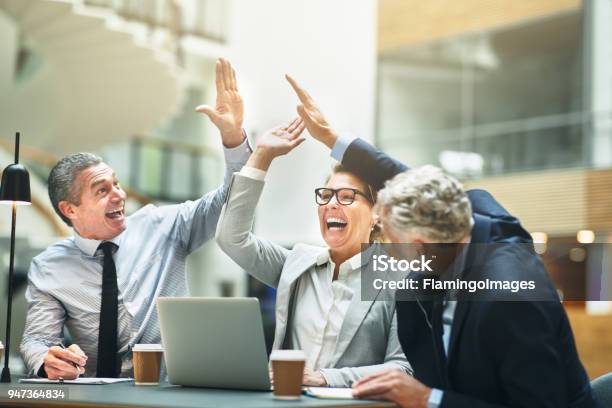 Empresarios Maduros Con Entusiasmo Alto Oscuro Juntos En Una Oficina Foto de stock y más banco de imágenes de Trabajo en equipo