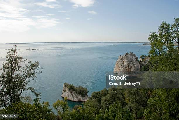 Costa Italiana Perto Duino - Fotografias de stock e mais imagens de Ao Ar Livre - Ao Ar Livre, Baía, Formação Cársica