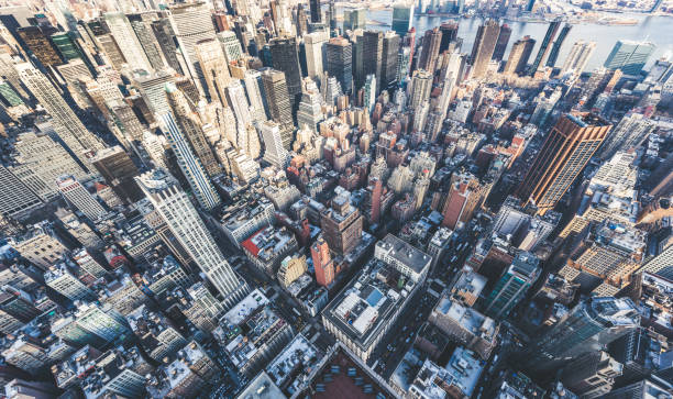 drone punto de vista del skyline de manhattan - centro de manhattan fotografías e imágenes de stock