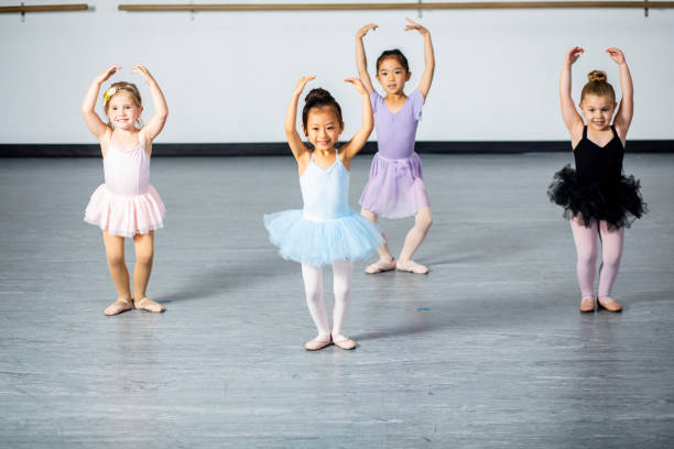 ballerines petit mignonnes, pratiquant dans le studio de danse - danse classique photos et images de collection