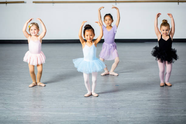 bonitos pequenas bailarinas praticando no estúdio de dança - bale - fotografias e filmes do acervo