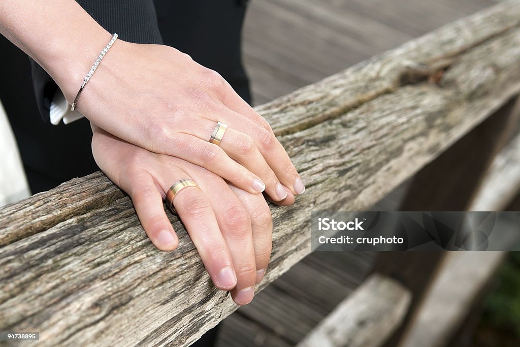 Frisch verheiratet paar zeigen ihre Hochzeit Ringe - Lizenzfrei Armband Stock-Foto