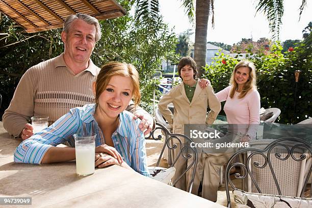 Familia De Cuatro En Vacaciones Foto de stock y más banco de imágenes de Riqueza - Riqueza, Familia, Adolescente