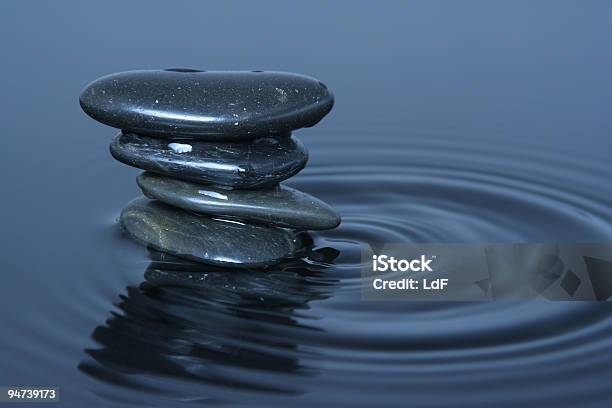 Equilibrio De Bienestar Físico Foto de stock y más banco de imágenes de Guijarro - Guijarro, Rizado - Descripción física, Agua