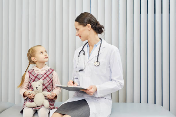 istock Little patient and doctor 947392752