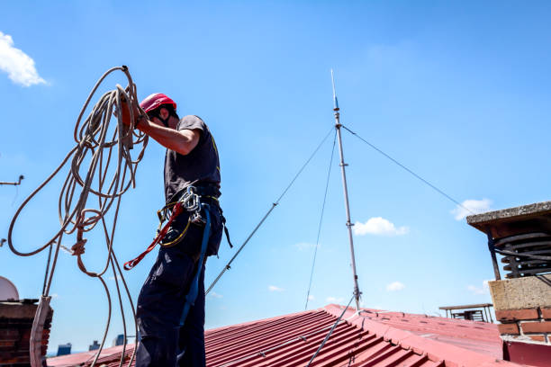 istock Industrial climber is unravel ropes 947392812