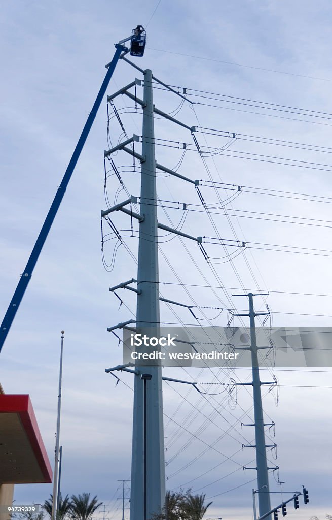 Линия электропередач работников - Стоковые фото Автоподъёмник роялти-фри