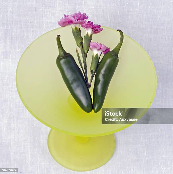 Foto de Flores E Pimenta Em Um Vaso De Vidro Amarelo e mais fotos de stock de Amarelo - Amarelo, Compota, Cravo - Cravina da China