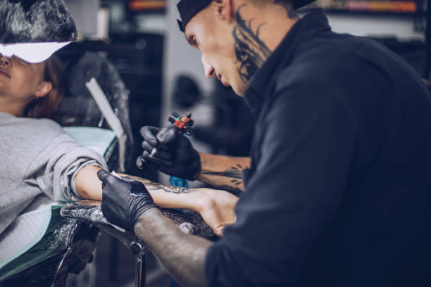 istock Busy man tattoo artist 947396690
