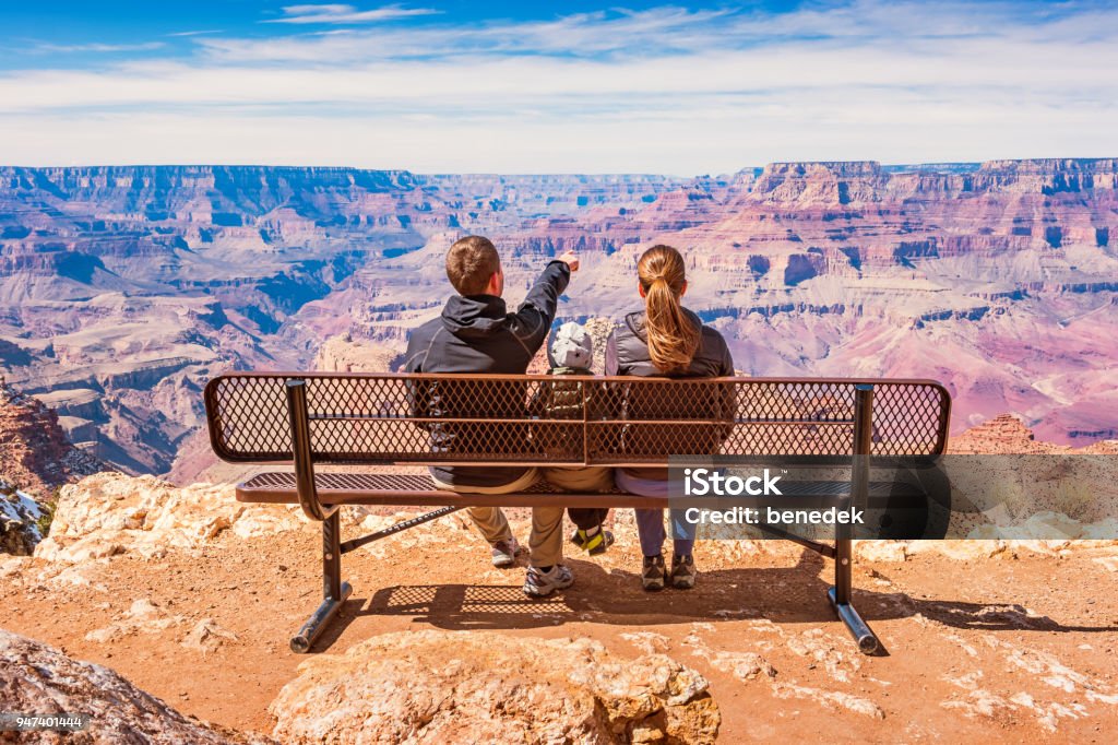 Famille regardant Découvre le Parc National du Grand Canyon USA - Photo de Parc National du Grand Canyon libre de droits