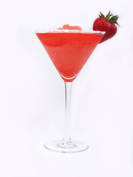 strawberry verre côté vue complète - cocktail alcohol red martini glass photos et images de collection