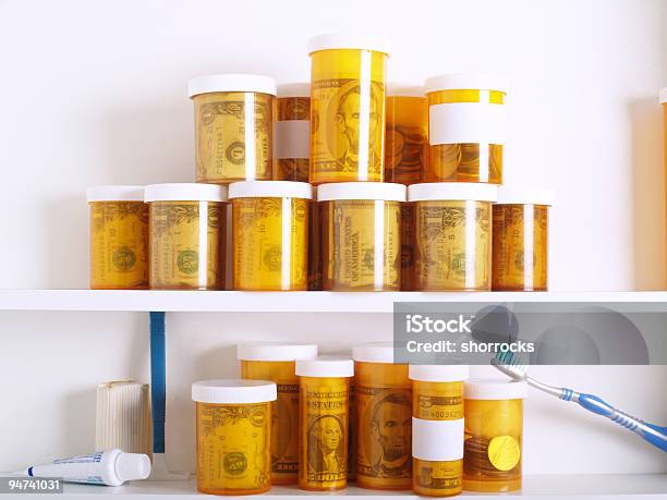 Pieniądze W Pharmaceuticals - zdjęcia stockowe i więcej obrazów Bez ludzi - Bez ludzi, Choroba, Domowe finanse