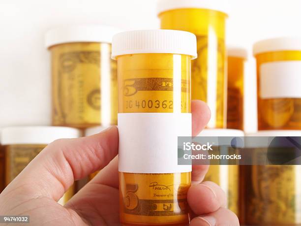 Стоимость Препараты — стоковые фотографии и другие картинки Домашняя аптечка - Домашняя аптечка, Болезнь, Бутылка
