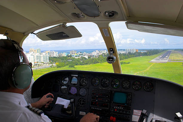 piloto de avião a pousar - airplane cockpit taking off pilot imagens e fotografias de stock